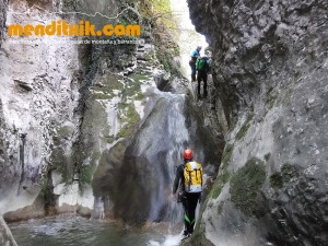170422 artazul barranquismo arroila canyoning pais vasco navarra nafarroa euskadi euskal herria menditxik mendi gidariak guias montaña barrancos 35
