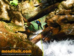 170802 ardane phista barranquismo zuberoa xiberoa kakueta holtzarte barrancos descenso pais vasco navarra euskadi euskal herria basque country canyoning arroila jeitsiera menditxik mendi gidariak guias montana30
