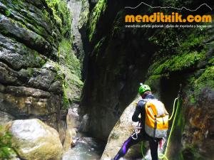 170809 SARATZE barranquismo zuberoa holtzarte kakueta pays basque barrancos descenso pais vasco navarra euskadi euskal herria basque country canyoning arroila jeitsiera menditxik mendi gidariak guias montana13