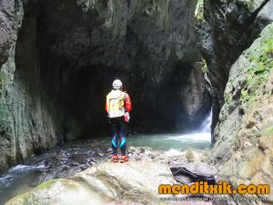 170809 SARATZE barranquismo zuberoa holtzarte kakueta pays basque barrancos descenso pais vasco navarra euskadi euskal herria basque country canyoning arroila jeitsiera menditxik mendi gidariak guias montana42