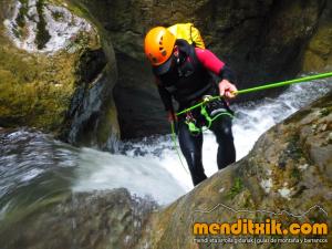 170809 SARATZE barranquismo zuberoa holtzarte kakueta pays basque barrancos descenso pais vasco navarra euskadi euskal herria basque country canyoning arroila jeitsiera menditxik mendi gidariak guias montana43
