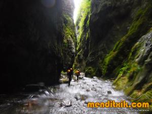 170809 SARATZE barranquismo zuberoa holtzarte kakueta pays basque barrancos descenso pais vasco navarra euskadi euskal herria basque country canyoning arroila jeitsiera menditxik mendi gidariak guias montana44