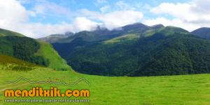 170809 SARATZE barranquismo zuberoa holtzarte kakueta pays basque barrancos descenso pais vasco navarra euskadi euskal herria basque country canyoning arroila jeitsiera menditxik mendi gidariak guias montana45