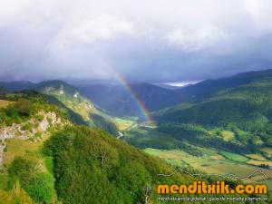 170809 SARATZE barranquismo zuberoa holtzarte kakueta pays basque barrancos descenso pais vasco navarra euskadi euskal herria basque country canyoning arroila jeitsiera menditxik mendi gidariak guias montana46