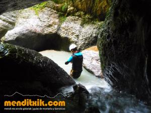 170826 Althagneta barranquismo kakueta holtzarte zuberoa euskal herria euskadi nafarroa navarra pais vasco pirineos atlanticos arroila jaitsiera iparralde guias montana barrancos mendi arroila gidariak menditxik 18