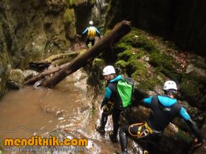 170826 Althagneta barranquismo kakueta holtzarte zuberoa euskal herria euskadi nafarroa navarra pais vasco pirineos atlanticos arroila jaitsiera iparralde guias montana barrancos mendi arroila gidariak menditxik 26