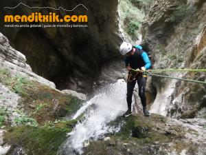 170826 Althagneta barranquismo kakueta holtzarte zuberoa euskal herria euskadi nafarroa navarra pais vasco pirineos atlanticos arroila jaitsiera iparralde guias montana barrancos mendi arroila gidariak menditxik 32