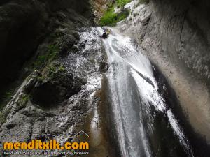 170826 Althagneta barranquismo kakueta holtzarte zuberoa euskal herria euskadi nafarroa navarra pais vasco pirineos atlanticos arroila jaitsiera iparralde guias montana barrancos mendi arroila gidariak menditxik 34