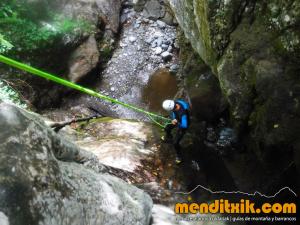 170826 Althagneta barranquismo kakueta holtzarte zuberoa euskal herria euskadi nafarroa navarra pais vasco pirineos atlanticos arroila jaitsiera iparralde guias montana barrancos mendi arroila gidariak menditxik 36
