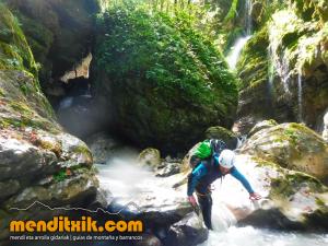 170826 Althagneta barranquismo kakueta holtzarte zuberoa euskal herria euskadi nafarroa navarra pais vasco pirineos atlanticos arroila jaitsiera iparralde guias montana barrancos mendi arroila gidariak menditxik 37
